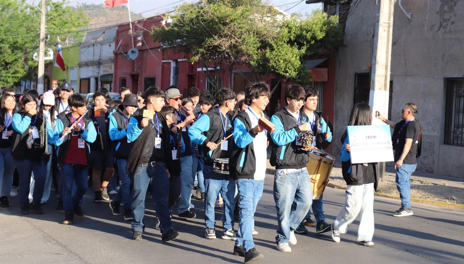 Pasacalle tradicional de una orquesta COLCHI por las calles de su comuna