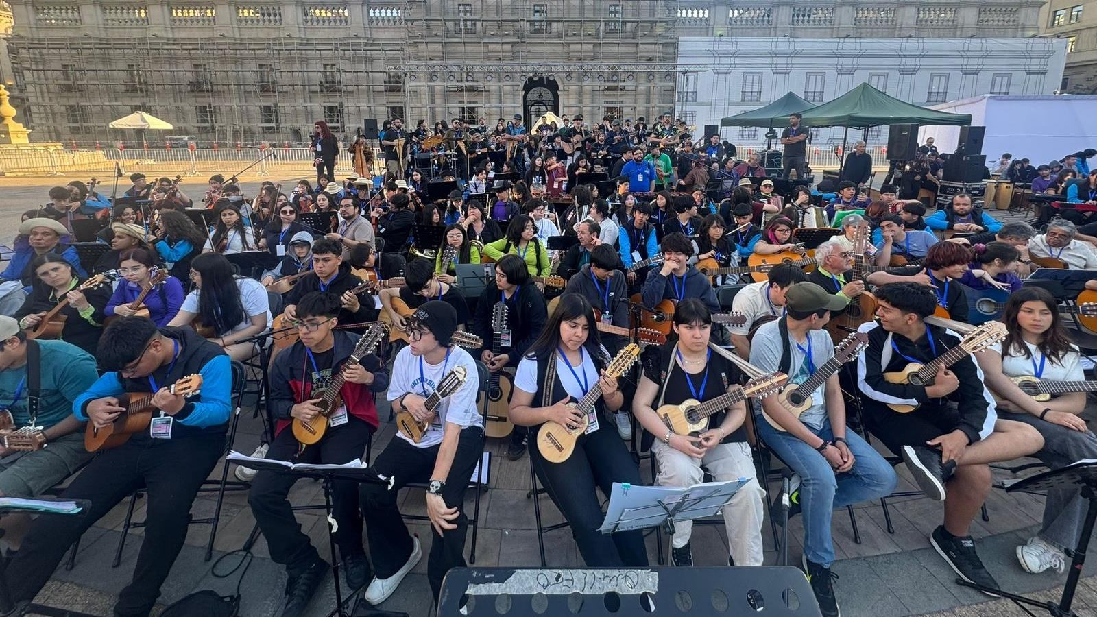Orquestas juveniles COLCHI tocando charango y guitarra frente al Palacio de La Moneda